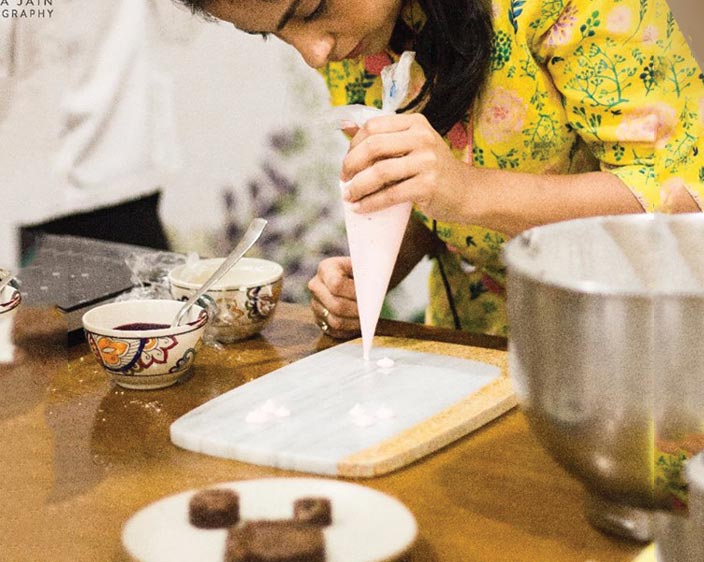Neha-Shah-cooking-while-taking-a-Master-Class